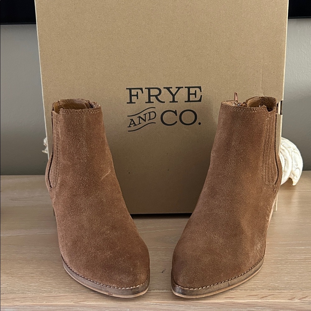 FRYE AND CO. Kaye Chelsea Ankle Boots - Cognac western style short boots